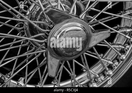 Schließen Detailansicht einer Kabel Rad auf einem klassischen britischen Motor Car Stockfoto