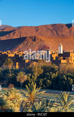 Tinerhir Kasbahs & Palmenhaus beleuchtet bei Sonnenuntergang, Tinghir, Marokko Stockfoto