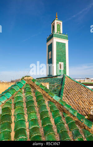 Minarett und Dachterrasse, Medersa Bou Inania, Medina, Meknes, Marokko Stockfoto