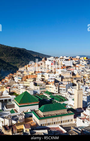 Erhöhte Blick über die historischen Hügel Stadt Moulay Idriss, Marokko Stockfoto