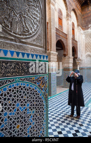 Die wunderschön verzierten Innenraum Madersa Bou Inania, Fes, Marokko Stockfoto
