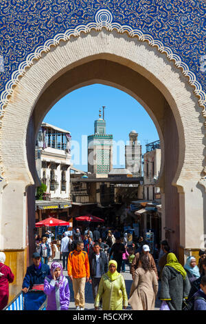 Die wunderbar verzierten Bab Boujeloud Tor (das blaue Tor), der Medina Fes, Marokko Stockfoto