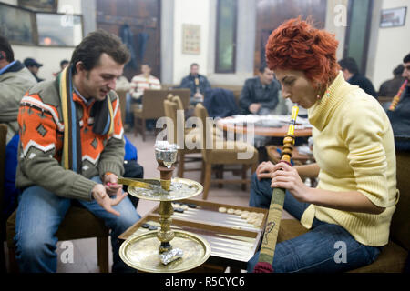 Junge türkische paar Backgammon und Rauchen Nargiles Bubble Rohre in Corlulu Ali Pasha traditionelle Café, Istanbul, Türkei. (MR und PR) Stockfoto