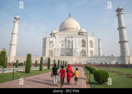 Besucher, die in den Gärten des Taj Mahal, Agra, Uttar Pradesh, Indien