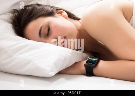 Herzschlag Monitor auf Smart Watch Stockfoto