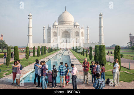 Tourist, Bilder und selfies vor Taj Mahal, Agra, Uttar Pradesh, Indien Stockfoto