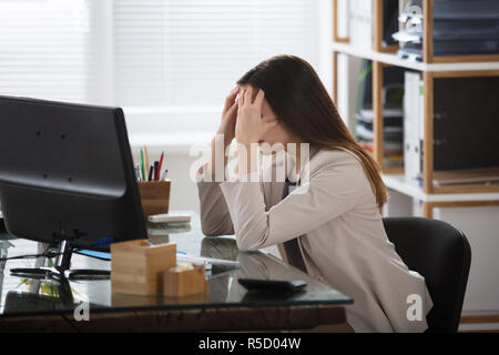 Geschäftsfrau in Kopfschmerzen Stockfoto