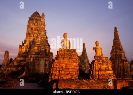 Thailand, Ayutthaya, Ayutthaya Historical Park, Sonnenuntergang im Wat Chai Wattanaram Stockfoto