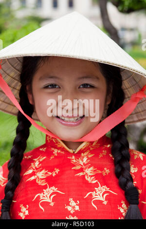 Vietnam, Ho-Chi-Minh-Stadt, Mädchen, gekleidet in traditionellen vietnamesischen Tracht Stockfoto