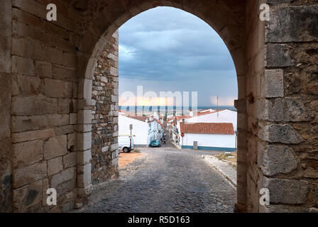 Estremoz Eingang in die ummauerte Stadt Stockfoto