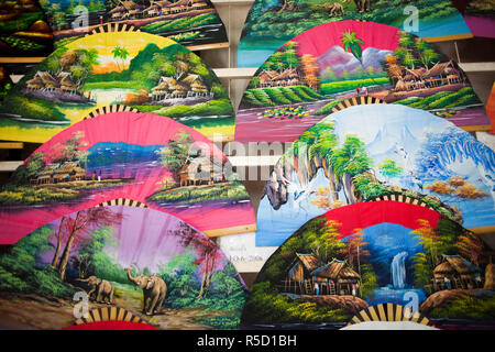 Thailand, Chiang Mai Borsang Kunsthandwerk Dorf, bunte Souvenir Fans Stockfoto