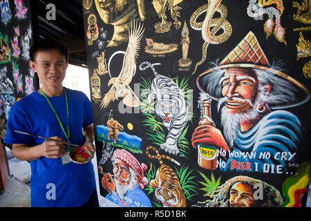Thailand, Chiang Mai, borsang Regenschirm Dorf, Regenschirm Artist mit Kunstwerken Probe Anzeige Stockfoto