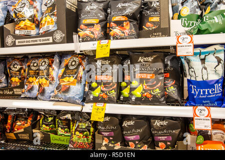 Tyrrells Chips, Chips und Red Rock deli Chips auf Verkauf in Coles Supermarkt, Australien Stockfoto