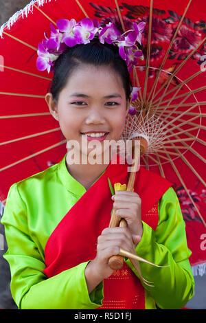 Porträt von Mädchen in traditionellen Thai Kostüm, Chiang Mai Flower Festival, Chiang Mai, Thailand Stockfoto