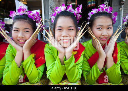 Porträt von Mädchen in traditionellen Thai Kostüm, Chiang Mai Flower Festival, Chiang Mai, Thailand Stockfoto