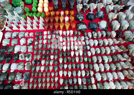 Thailand, Chiang Mai, Sonntag Straßenmarkt, Souvenir Jade Schnitzereien Display Stockfoto