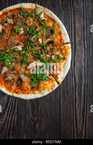 Pizza mit Hühnerfleisch und Champignons Stockfoto