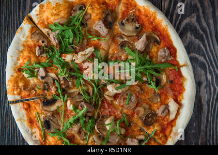 Pizza mit Hühnerfleisch und Champignons Stockfoto