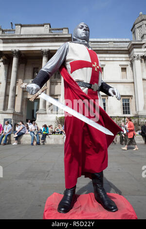 England, London, Trafalgar Square, menschliche Statue, die St. Georg Stockfoto