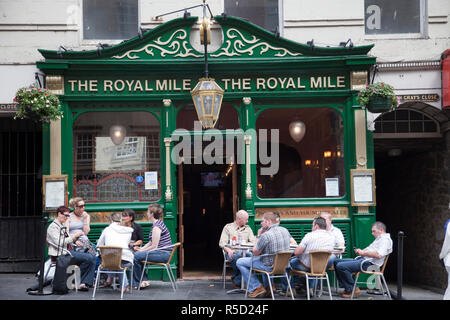 Schottland, Edinburgh, die Royal Mile, Royal Mile Pub Stockfoto
