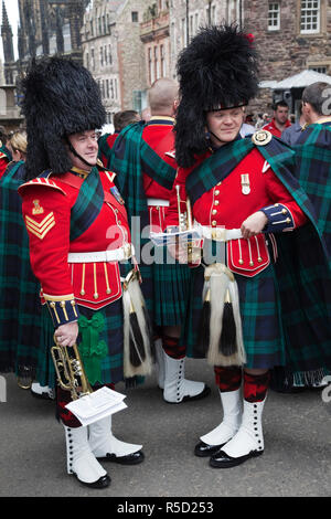 Schottland, Edinburgh, der Royal Mile, Militärparade, militärische Bandsman in Highland Kostüm Stockfoto
