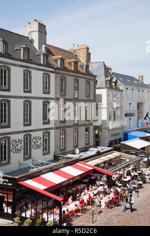 Cafés in der ummauerten Stadt, Saint Malo, Bretagne, Frankreich Stockfoto