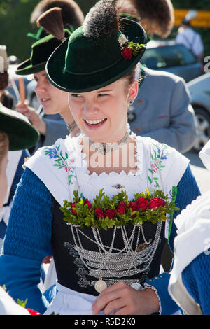 Deutschland, Bayern, Burghausen, Folklore Festival, Mädchen in traditionellen Baverian Kostüm Stockfoto