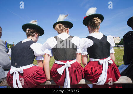 Deutschland, Bayern, Burghausen, Folklore Festival, Mädchen in traditionellen Baverian Kostüm Stockfoto