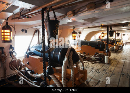 Portsmouth Historic Dockyard, HMS Victory, Portsmouth, Hampshire, England Gun Unterdeck Stockfoto