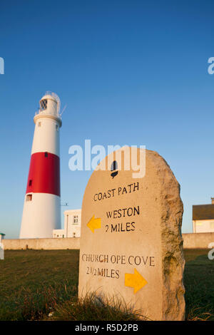 England, Dorset, Weymouth, Portland Bill Leuchtturm, Küste Weg Zeichen Stockfoto
