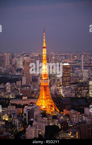 Japan, Tokio, Roppongi, Blick auf den Tokyo Tower und die Skyline der Stadt vom Tokyo City View Tower Stockfoto