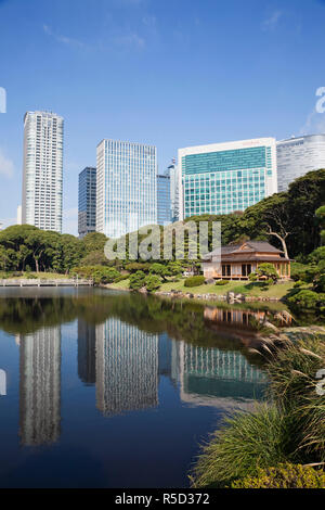Japan, Tokio, Hama-Rikyu japanischer Garten und Shiodome Gebiet Skyline Stockfoto