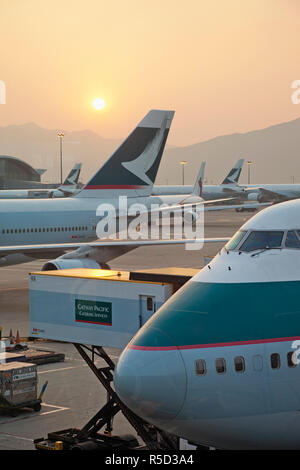 China, Hong Kong, Hong Kong International Airport, Cathay Pacific 747 Flugzeuge auf Asphalt Stockfoto