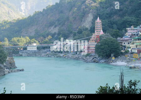 Leben in Rishikesh am Ufer des Flusses Ganga Stockfoto