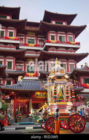 Singapur, Chinatown, Hindu Festival Wagen vor der chinesischen Tempel Stockfoto