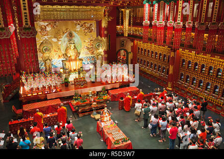 Singapur, Chinatown, Buddha Zahns Tempel, Morgengebet Service Stockfoto