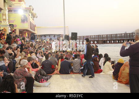 Die Ganga Aarti am Paramarth Niketan, Rishikesh Stockfoto