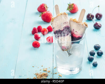 Eis am Stiel mit Früchten, Müsli und Chia Samen. Exemplar Stockfoto