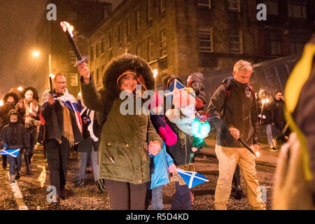 Glasgow, Schottland, Großbritannien. 30 Nov, 2018. Glasgow's West End Festival third torchlight St. Andrew's Day Parade begann im Trockenen an der Glasgow Botanic Gardens. Ein später sehr schwere Dusche kann ein paar Fackeln gelöscht haben, aber nicht Geister dämpfen als die Parade machte es seinen Weg durch West End von Glasgow zu Kelvingrove Art Gallery und Museum Credit: Kay Roxby/Alamy leben Nachrichten Stockfoto