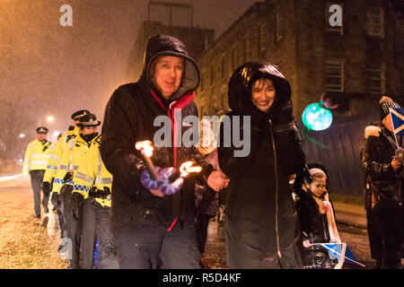 Glasgow, Schottland, Großbritannien. 30 Nov, 2018. Glasgow's West End Festival third torchlight St. Andrew's Day Parade begann im Trockenen an der Glasgow Botanic Gardens. Ein später sehr schwere Dusche kann ein paar Fackeln gelöscht haben, aber nicht Geister dämpfen als die Parade machte es seinen Weg durch West End von Glasgow zu Kelvingrove Art Gallery und Museum Credit: Kay Roxby/Alamy leben Nachrichten Stockfoto