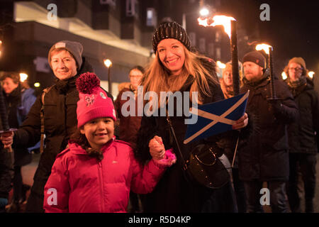 Glasgow, Schottland, Großbritannien. 30 Nov, 2018. Glasgow's West End Festival third torchlight St. Andrew's Day Parade begann im Trockenen an der Glasgow Botanic Gardens. Ein später sehr schwere Dusche kann ein paar Fackeln gelöscht haben, aber nicht Geister dämpfen als die Parade machte es seinen Weg durch West End von Glasgow zu Kelvingrove Art Gallery und Museum Credit: Kay Roxby/Alamy leben Nachrichten Stockfoto