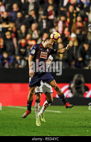 Campo de Futbol de Vallecas, Madrid, Spanien. 30 Nov, 2018. Liga Fußball, Rayo Vallecano versus Eibar; Sergi bereichern (SD Eibar) gewinnt den header Credit: Aktion plus Sport/Alamy leben Nachrichten Stockfoto