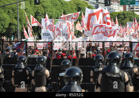 30. November 2018, Argentinien, Buenos Aires: Soldaten überwachen einen Protestmarsch gegen den G20-Gipfel in Buenos Aires. Auf dem Gipfel, 25.000 Polizisten und Soldaten sind in der argentinischen Hauptstadt entsandt. Foto: Claudio Santisteban/dpa Stockfoto