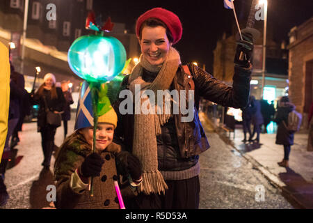 Glasgow, Schottland, Großbritannien - 30 November 2018: Glasgow's Third torchlight St. Andrew's Day Parade teil des West End Festival im Trockenen an der Glasgow Botanic Gardens. Ein später sehr schwere Dusche kann ein paar Fackeln gelöscht haben, aber nicht Geister dämpfen als die Parade machte es seinen Weg durch West End von Glasgow zu Kelvingrove Art Gallery und Museum Stockfoto