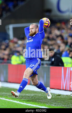 Aron Gunnarsson von Cardiff City braucht lange beim Premier League Spiel zwischen Cardiff City und Wolverhampton Wanderers in Cardiff City Stadium, Cardiff, Wales am 30. November 2018 werfen. Foto von Dave Peters. Nur die redaktionelle Nutzung, eine Lizenz für die gewerbliche Nutzung erforderlich. Keine Verwendung in Wetten, Spiele oder einer einzelnen Verein/Liga/player Publikationen. Stockfoto