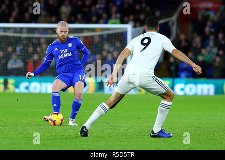 Aron Gunnarsson von Cardiff City in der Premier League Match zwischen Cardiff City und Wolverhampton Wanderers in Cardiff City Stadium, Cardiff, Wales am 30. November 2018. Foto von Dave Peters. Nur die redaktionelle Nutzung, eine Lizenz für die gewerbliche Nutzung erforderlich. Keine Verwendung in Wetten, Spiele oder einer einzelnen Verein/Liga/player Publikationen. Stockfoto