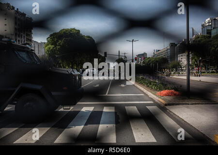 Buenos Aires, Argentinien. 30 Nov, 2018. Sicherheitskräfte sind in einem friedlichen Protest gegen den G20-Gipfel in Central Buenos Aires eingesetzt. Credit: Nicolas Villalobos/dpa/Alamy leben Nachrichten Stockfoto