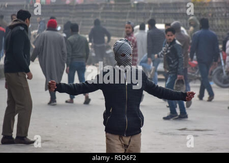 Srinagar, Jammu, Kaschmir, Indien. 30 Nov, 2018. Ein Kaschmirischen Maskierter Demonstrant gesehen Parolen bei den Auseinandersetzungen. Auseinandersetzungen nach dem Freitagsgebet außerhalb Jamia Moschee oder die Große Moschee in Srinagar Sommer Hauptstadt von Jammu und Kaschmir ausbrach. Demonstranten riefen Anti-Indian und Pro Freiheit Parolen. Kredit Idrees: Abbas/SOPA Images/ZUMA Draht/Alamy leben Nachrichten Stockfoto