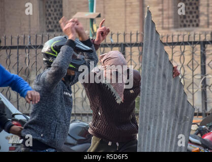 Srinagar, Jammu, Kaschmir, Indien. 30 Nov, 2018. Kaschmir Demonstranten werden gesehen, Parolen bei den Auseinandersetzungen. Auseinandersetzungen nach dem Freitagsgebet außerhalb Jamia Moschee oder die Große Moschee in Srinagar Sommer Hauptstadt von Jammu und Kaschmir ausbrach. Demonstranten riefen Anti-Indian und Pro Freiheit Parolen. Kredit Idrees: Abbas/SOPA Images/ZUMA Draht/Alamy leben Nachrichten Stockfoto