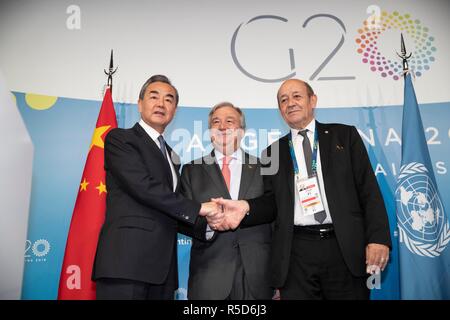 (181130) - BUENOS AIRES, November 30, 2018 (Xinhua) - die chinesischen Staatsrat und Außenminister Wang Yi (L), der französische Außenminister Jean-Yves Le Drian (R) und der Generalsekretär der Vereinten Nationen, Antonio Guterres auf einer Pressekonferenz in Buenos Aires, Argentinien, am 07.11.30, 2018 teilnehmen. Alle Nationen sollen Verantwortung übernehmen, Aktion und Koordination in der multilaterale Prozess bei der Bewältigung des Klimawandels stärken, chinesischen Staatsrat und Außenminister Wang Yi sagte, hier am Freitag in einem dreiseitigen Treffen mit dem französischen Außenminister Jean-Yves Le Drian und die Vereinten Nationen Stockfoto